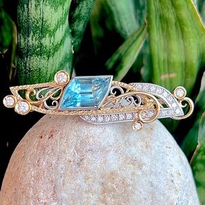 Platinum, 18 karat gold diamond aquamarine pendant/pin